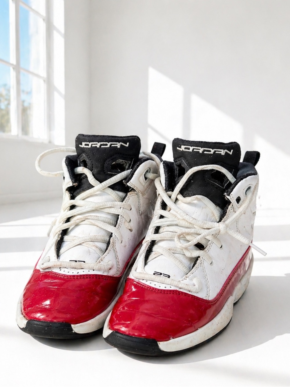 Air Jordan B’Loyal Kids White, Red and Black High-Top Basketball Shoes size 1.5
